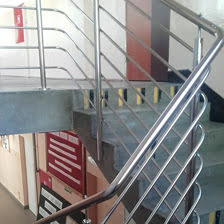 Barierki na schodach w szkole podstawowej