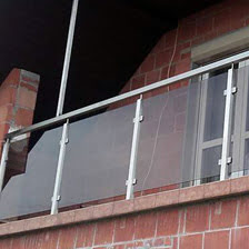 Barierka na balkonie z szkłem hartowanym